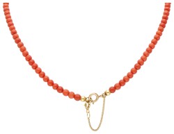 Vintage bloedkoralen collier met een 14 kt. geelgouden hanger en sluiting.