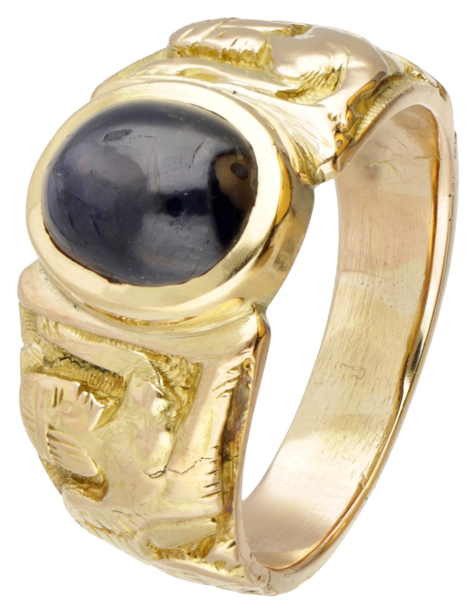 18 kt. Geelgouden ring bezet met ca. 4.50 ct. natuurlijke saffier, geflankeerd door twee sfinxen.