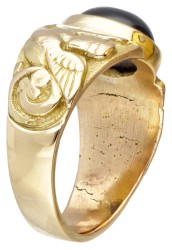 18 kt. Geelgouden ring bezet met ca. 4.50 ct. natuurlijke saffier, geflankeerd door twee sfinxen.