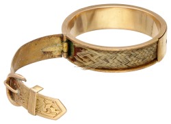 Vroeg 19e-eeuwse 18 kt. roségouden souvenir ring met gevlochten haar aan binnenzijde.