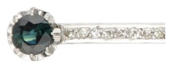 Pt 900 platina art deco staaf broche bezet met ca. 1.60 ct. diamant en ca. 1.96 ct. saffier.