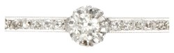 Pt 900 platina art deco staaf broche bezet met ca. 1.60 ct. diamant en ca. 1.96 ct. saffier.