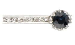 Pt 900 platina art deco staaf broche bezet met ca. 1.60 ct. diamant en ca. 1.96 ct. saffier.