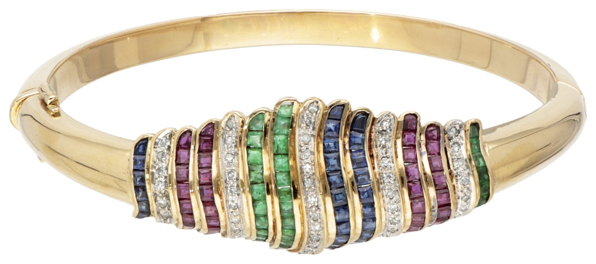 18 kt. Geelgouden Italiaans design bangle armband bezet met ca. 0.235 ct. diamant en natuurlijke robijn, saffier en smaragd.