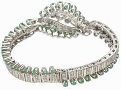 18 kt. Witgouden armband bezet met ca. 2.10 ct. diamant en ca. 4.54 ct. natuurlijke smaragd.