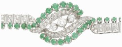 18 kt. Witgouden armband bezet met ca. 2.10 ct. diamant en ca. 4.54 ct. natuurlijke smaragd.