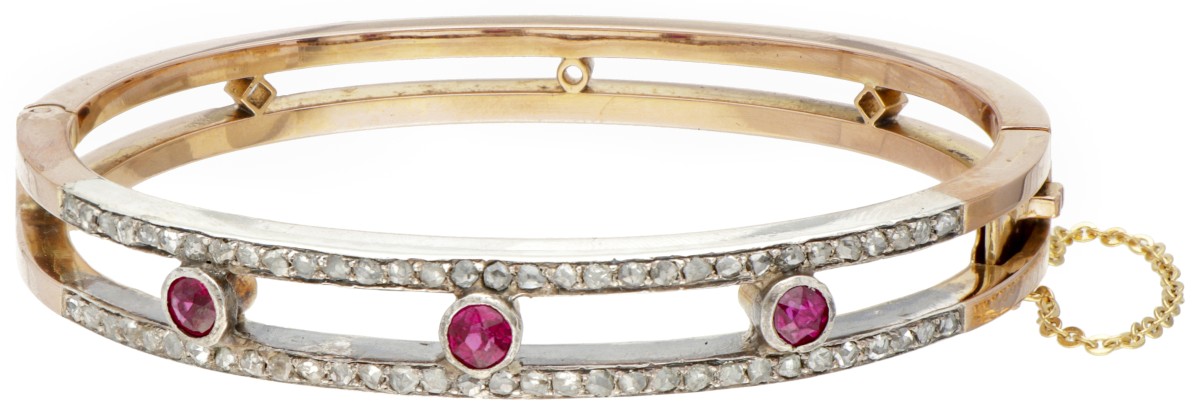 Antieke 18 kt. roségouden bangle armband bezet met diamant en synthetische robijn.