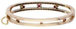 Antieke 18 kt. roségouden bangle armband bezet met diamant en synthetische robijn.