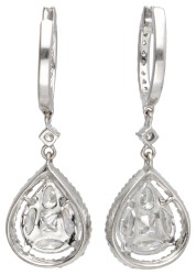 18 kt. Witgouden druppelvormige oorbellen bezet met ca. 2.15 ct. diamant.