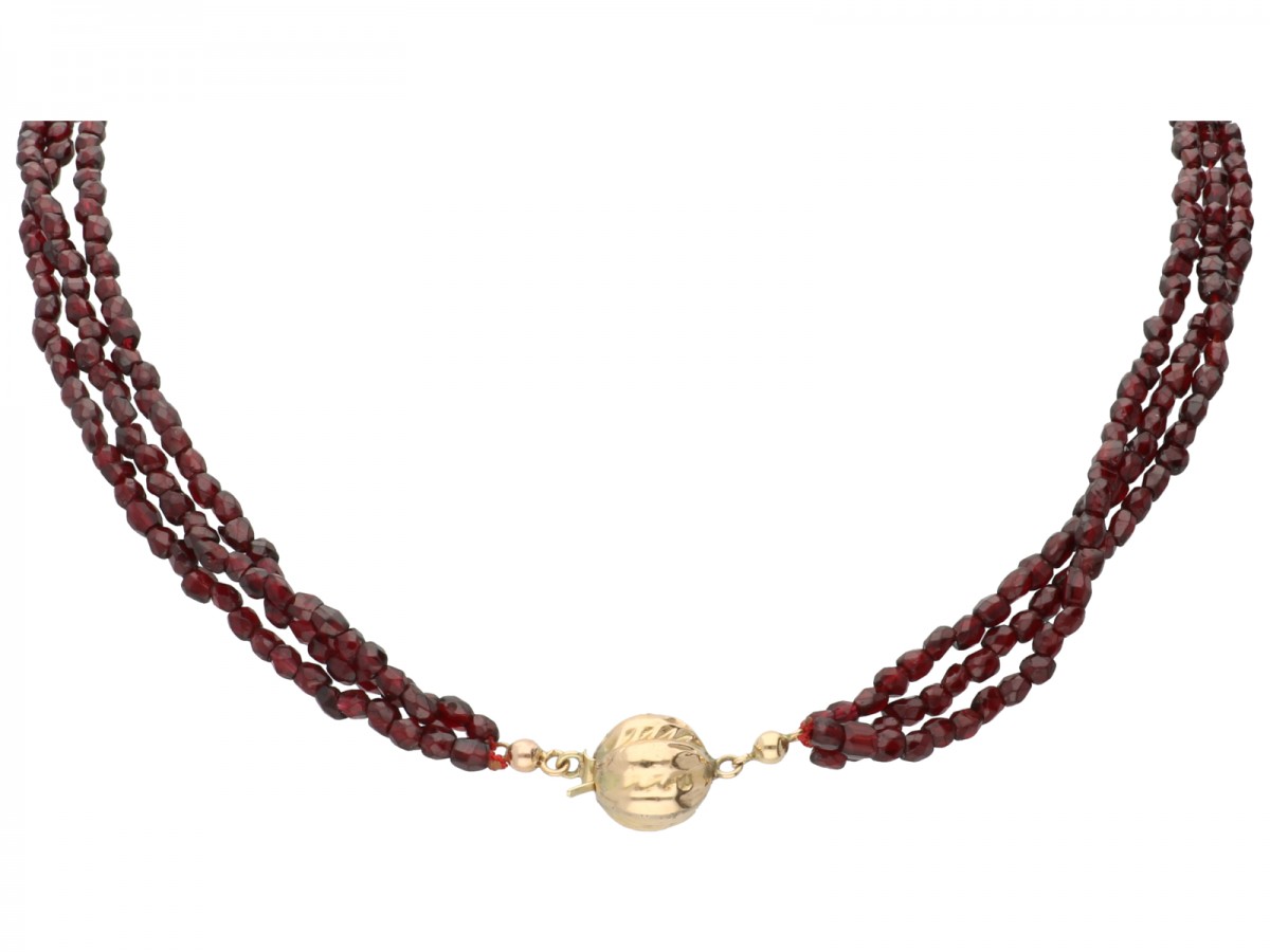 Drierijig granaten collier met een geelgouden sluiting - BWG 10 kt.