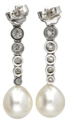 18 kt. Witgouden oorbellen bezet met ca. 0.85 ct. diamant en parel.