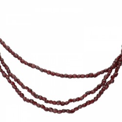 Drierijig granaten collier met een geelgouden sluiting - BWG 10 kt.