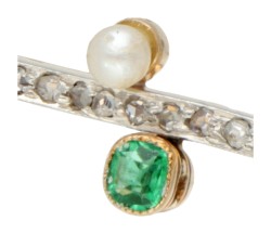18 kt. Geelgouden staafbroche bezet met diamant, smaragd en parel.