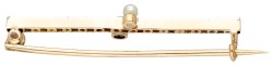 18 kt. Geelgouden staafbroche bezet met diamant, smaragd en parel.