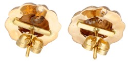 14 kt. Geelgouden oorbellen bezet met zaadparel.