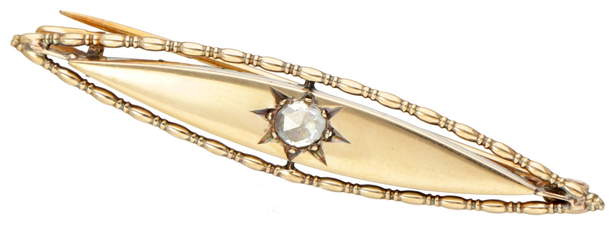 Antieke BWG 10 kt. geelgouden broche bezet met een roos geslepen diamant.