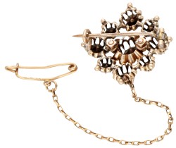 Antieke 14 kt. roségouden broche bezet met roos geslepen diamanten in 'buttercup' zettingen.