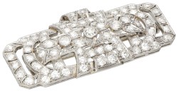 Pt 950 platina geometrische art deco broche bezet met ca. 5.25 ct. diamant.