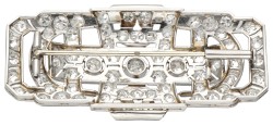 Pt 950 platina geometrische art deco broche bezet met ca. 5.25 ct. diamant.