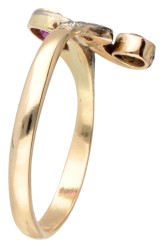 Antieke BWG 10 kt. bicolor gouden toi et moi ring bezet met ca. 0.12 ct. diamant en synthetische robijn.