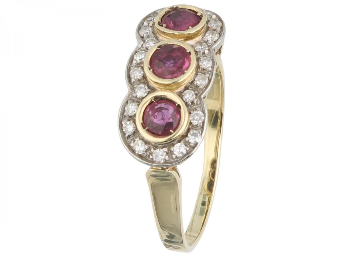 Geelgouden 3 steens ring, met ca. ca. 0.22 ct. diamant en natuurlijke robijn - 14 kt.