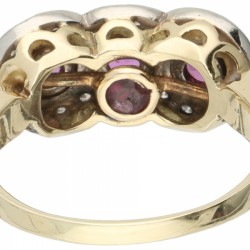 Geelgouden 3 steens ring, met ca. ca. 0.22 ct. diamant en natuurlijke robijn - 14 kt.