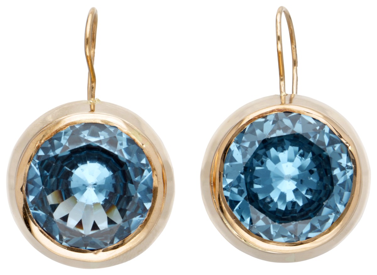 Vintage 14 kt. geelgouden Finse design oorbellen bezet met ca. 25.62 ct. synthetische blauwe spinel.