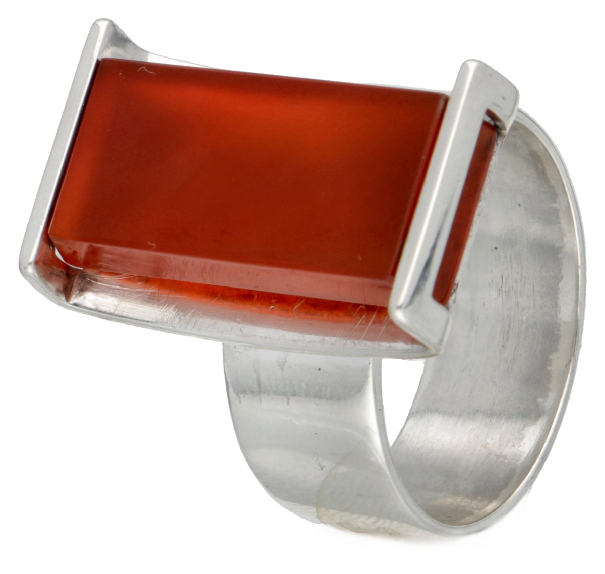 Sterling zilveren ring met rode agaat door Finse designer Elis Kauppi voor Kupittaan Kulta.