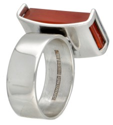 Sterling zilveren ring met rode agaat door Finse designer Elis Kauppi voor Kupittaan Kulta.