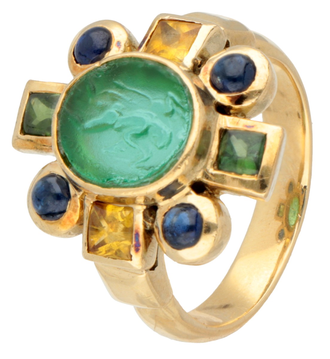 Vintage 18 kt. geelgouden ring met een camee in Etruskische stijl van groene glaspasta, omringd door edelstenen.