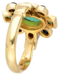 Vintage 18 kt. geelgouden ring met een camee in Etruskische stijl van groene glaspasta, omringd door edelstenen.