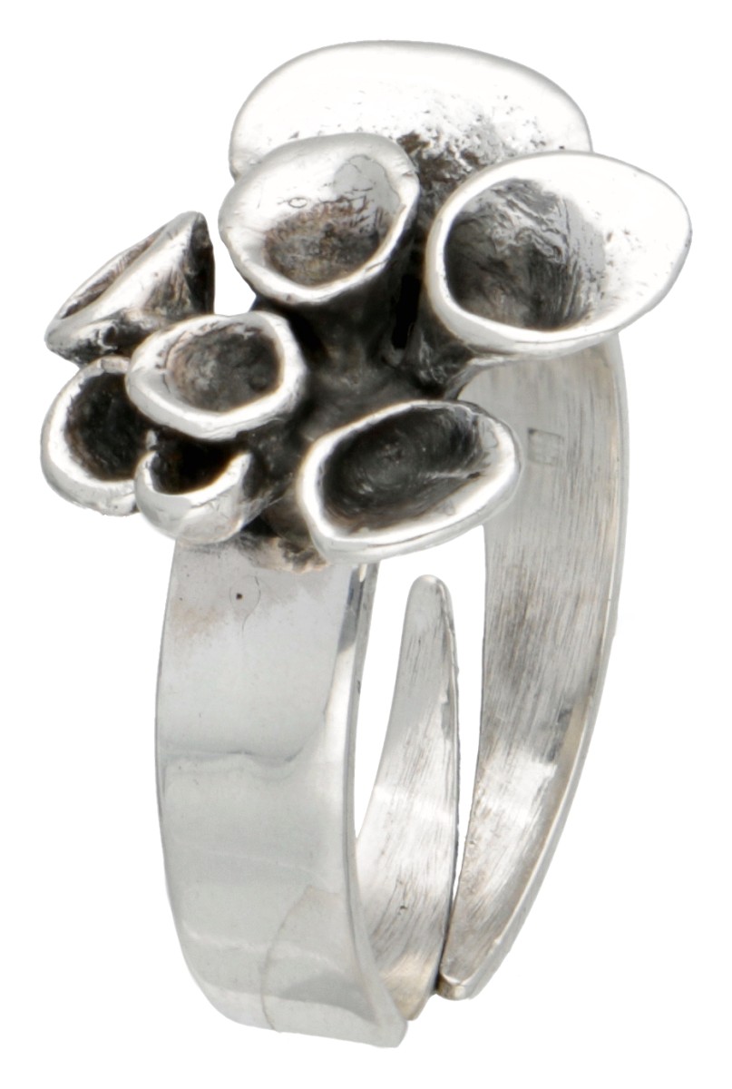 Sterling zilveren ring met het rendiermosmotief door Finse designer Hannu Ikonen voor Valo-Koru.