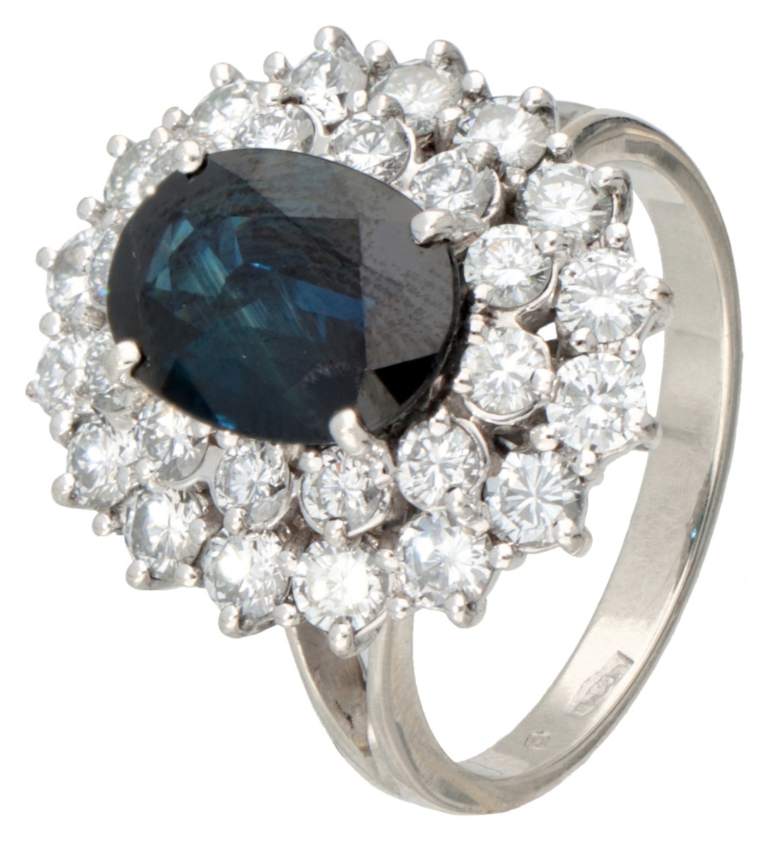 18 kt. Witgouden entourage ring bezet met ca. 2.98 ct. natuurlijke saffier en ca. 2.00 ct. diamant.