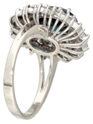 18 kt. Witgouden entourage ring bezet met ca. 2.98 ct. natuurlijke saffier en ca. 2.00 ct. diamant.