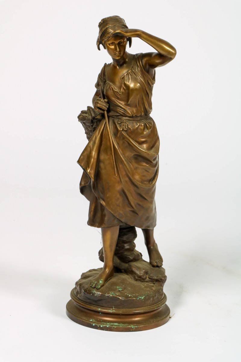 Een bronzen sculptuur van een oogstende jongedame, 1e helft 20e eeuw.