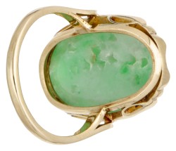 Vintage 14 kt. geelgouden ovale ring bezet met floraal gesneden jade.