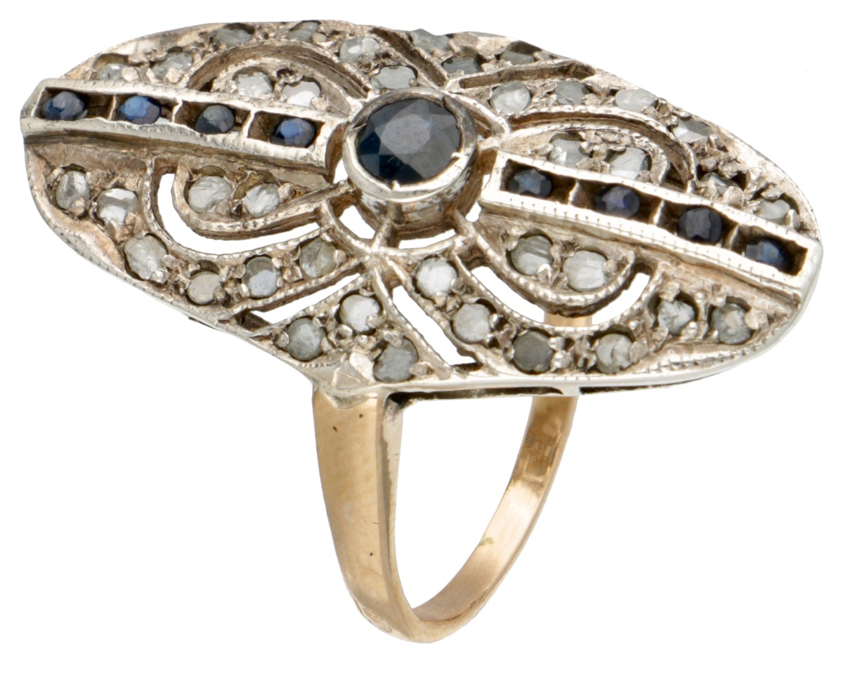 14 kt. Gouden / 835 zilveren ring bezet met ca. 0.37 ct. natuurlijke saffier en diamanten.