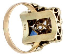 Retro 14 kt. geelgouden floraal gedecoreerde ring bezet met diamant en synthetische saffier.