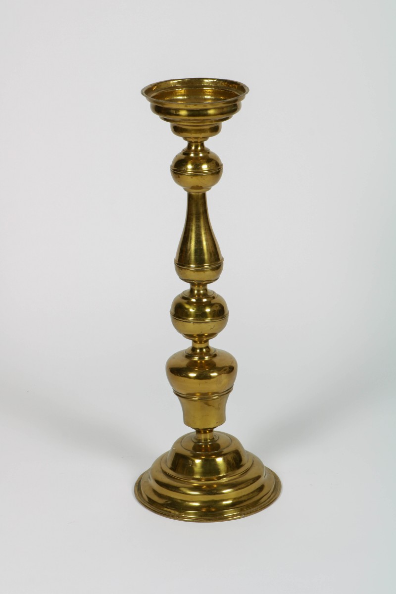 Een koperen penkandelaar, ca. 1900.