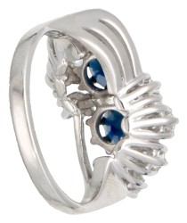 14 kt. Witgouden ring bezet met ca. 1.24 ct. natuurlijke saffier en ca. 0.64 ct. diamant.
