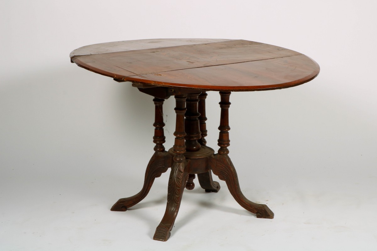 Een mahonie hangoortafel op kruispoot, 2e helft 20e eeuw.