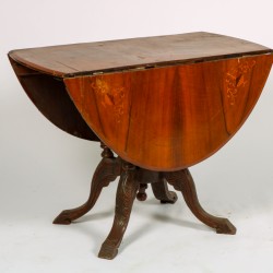 Een mahonie hangoortafel op kruispoot, 2e helft 20e eeuw.