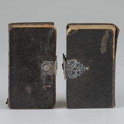 2 Bijbels, Nieuwe Testament, met zilveren sloten.