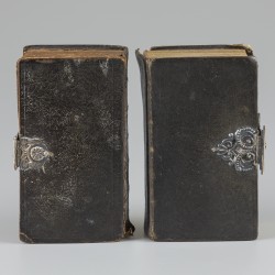 2 Bijbels, Nieuwe Testament, met zilveren sloten.