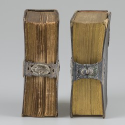 2 Bijbels, Nieuwe Testament, met zilveren sloten.