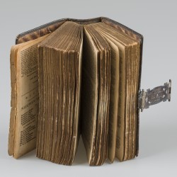 2 Bijbels, Nieuwe Testament, met zilveren sloten.
