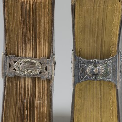 2 Bijbels, Nieuwe Testament, met zilveren sloten.