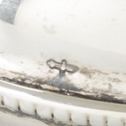 Draadglas theebus met zilveren beslag en dop.