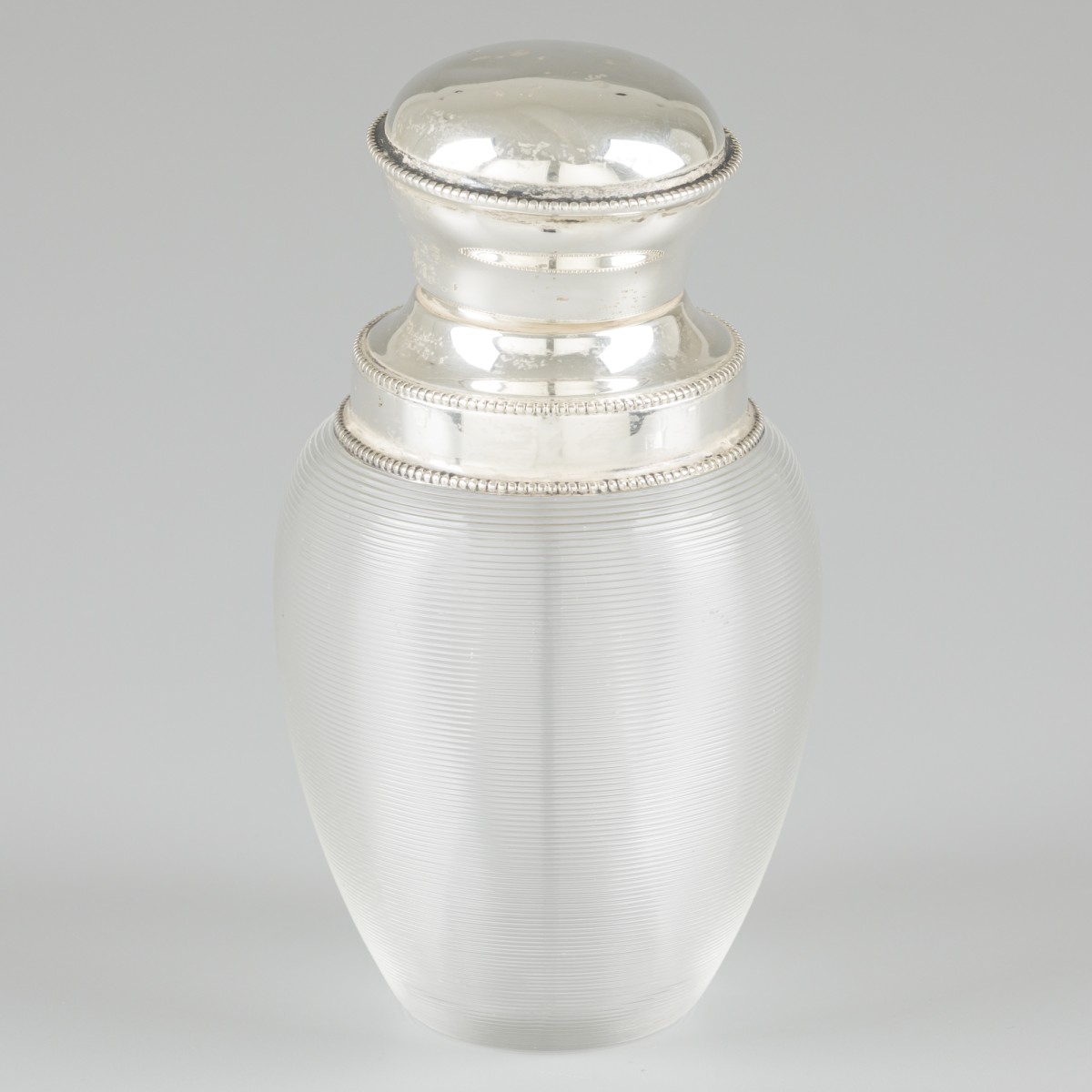 Draadglas theebus met zilveren beslag en dop.