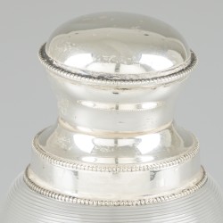 Draadglas theebus met zilveren beslag en dop.